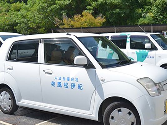 送迎車が並ぶ外観  