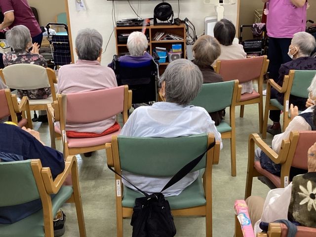 居室の様子 居室 テレビ鑑賞が楽しめる落ち着いた共有スペースです。スタッフがサポートしており安心です。