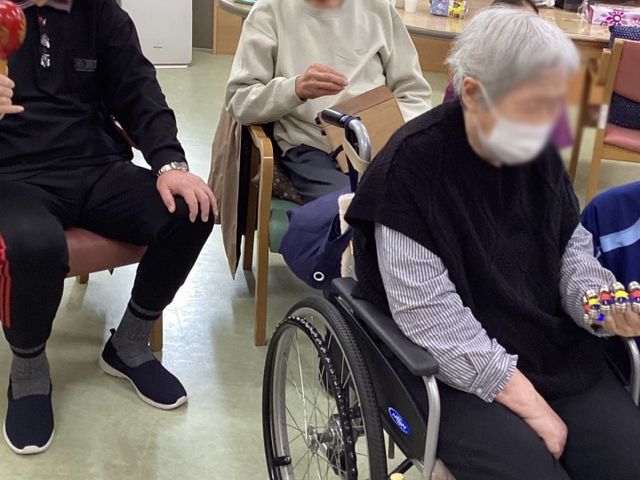 交流スペース ラウンジ 明るいラウンジで、椅子に座ってリラックスできる温かな空間です。交流が自然に生まれます。