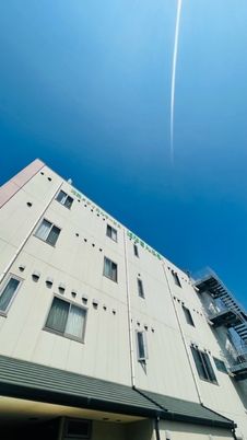 青空の下の建物外観