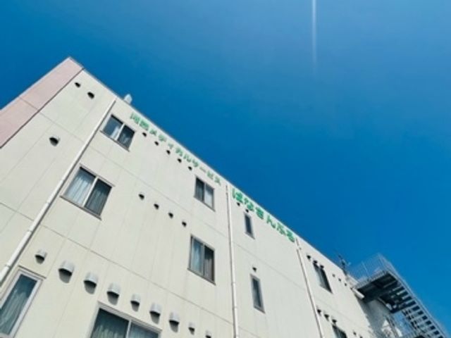 青空の下の建物外観 外観 青空を背景にした建物は明るく開放的な雰囲気で、晴れた日に出勤するのも気持ち良い場所です。