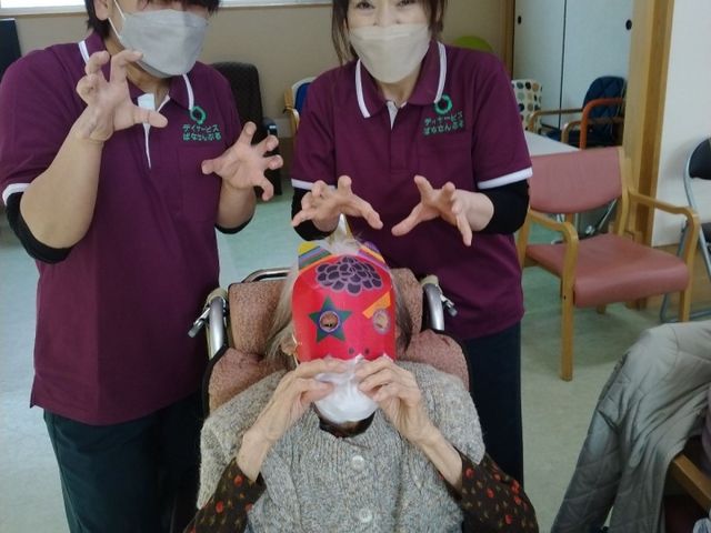 楽しそうな室内の様子 スタッフイメージ 親しみやすいスタッフと入居者の笑顔が素敵なひとときです。居心地の良い空間での仕事に向いています。
