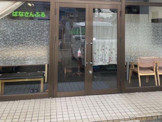入口の引き戸と窓  