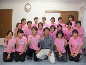 笑顔のスタッフ集合写真