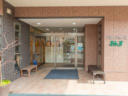 明るい入口の施設