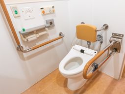 手すり付きのトイレ