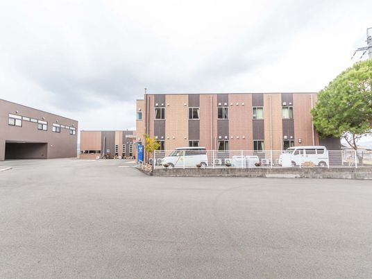 駐車場付きの建物外観