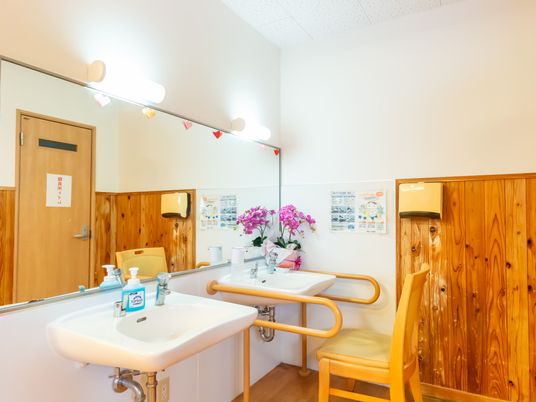 明るい洗面台の空間