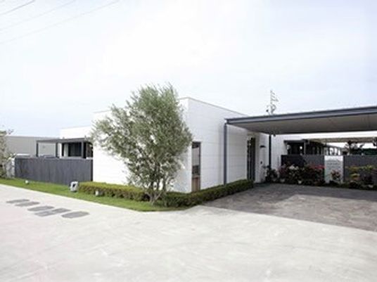 清潔感のある建物エントランス