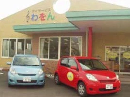 施設の外観と駐車場  