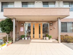 広い玄関の建物