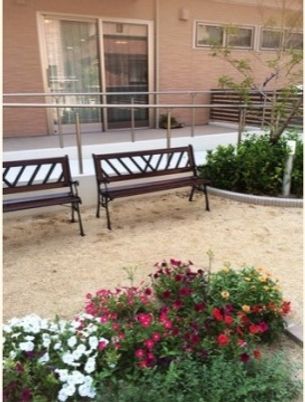 中庭の椅子と花壇