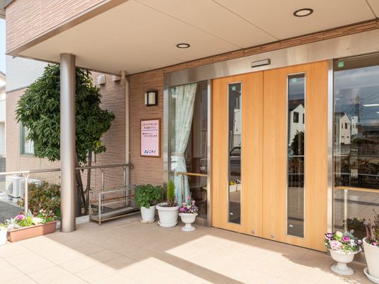 明るい建物のエントランス