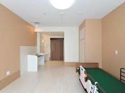 明るい居室の風景