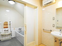 手すり付き清潔な浴室
