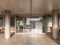 明るいエントランスの様子