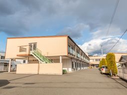 広々した建物の外観