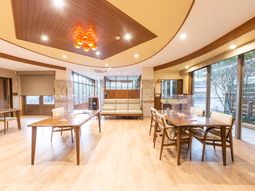 広々と明るいダイニングスペース