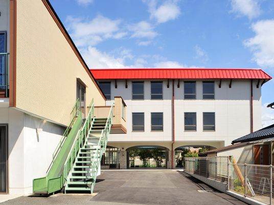 明るい外観の建物正面