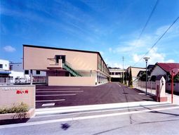 明るい建物のエントランス