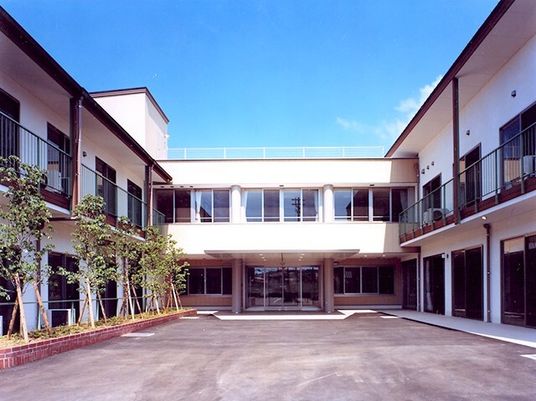 明るい中庭の外観