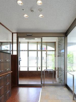 明るいエントランスの様子