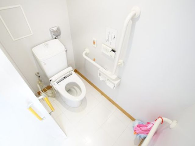 清潔で安全な個室トイレ トイレ 手すり付きの清潔なスペースで、安心して利用できるトイレ環境です。řej