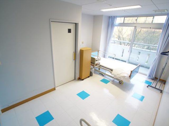 ベッドがある居室 居室 明るい大窓から自然光が差し込む居室です。広々とした空間で快適に過ごせます。
