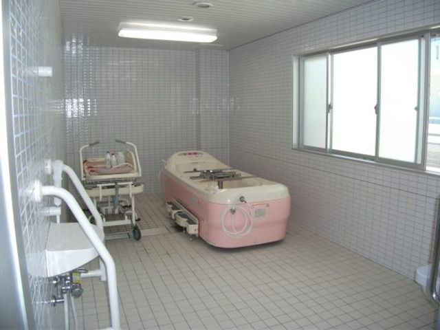 明るい浴室 浴室 自然光が差し込む明るい空間です。介助用設備が整った安心の設備です。