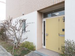 明るい色の入口扉