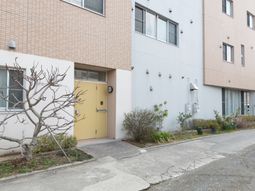 清潔感のある建物エントランス