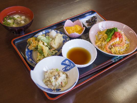 料理が並ぶ食事