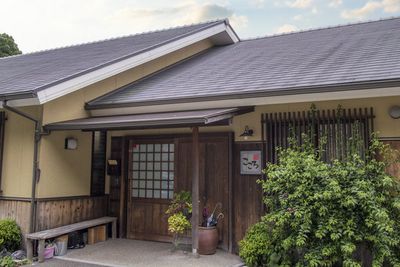 緑に囲まれた外観