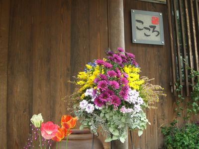 華やかな花々の玄関