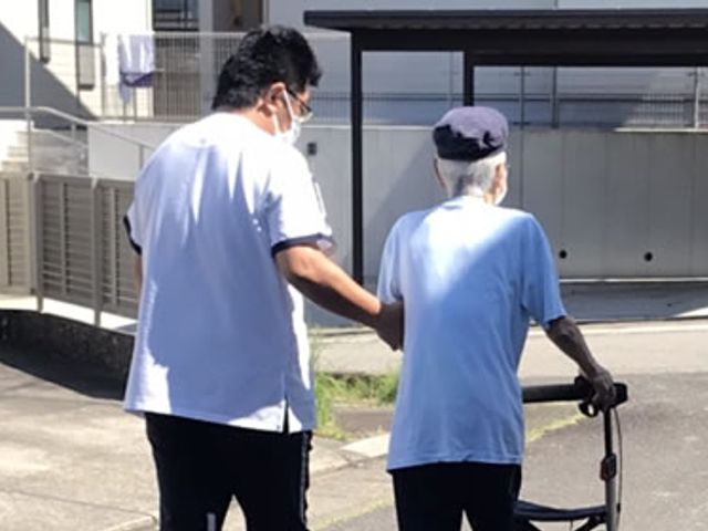 スタッフ支援の様子 外観 高齢者の方がスタッフと共に安全に移動できるようサポートされています。アットホームな雰囲気です。