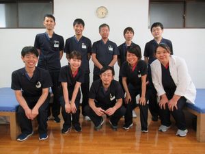 スタッフ集合の室内  