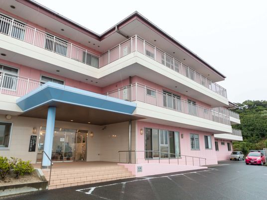 優しい色合いの建物外観