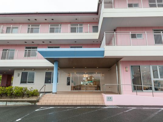 ピンクと白の建物外観