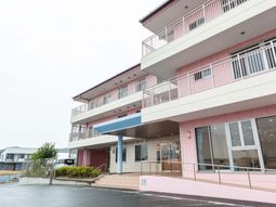 三階建ての建物の外観