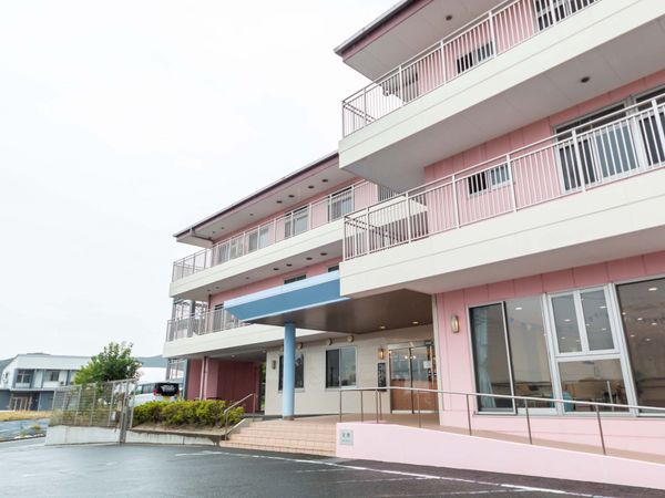 三階建ての建物の外観