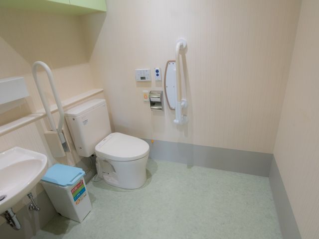 広い設備のトイレ トイレ 手すりが設置され、安全に配慮された使いやすい空間です。清潔感があり、快適にご利用いただけます。