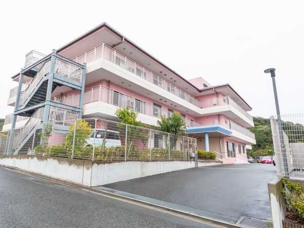 モダンな建物の外観
