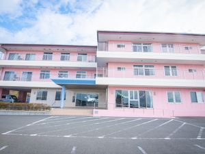 ピンク外壁の建物外観  