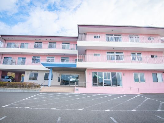ピンク外壁の建物外観  