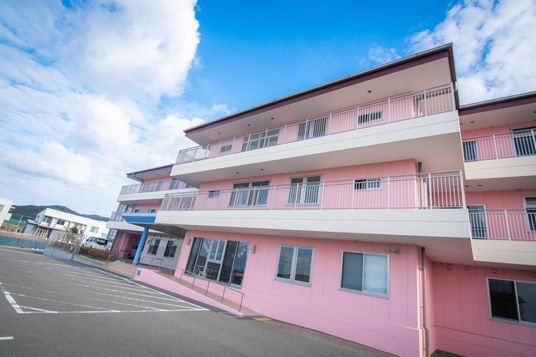 ピンクの建物の外観