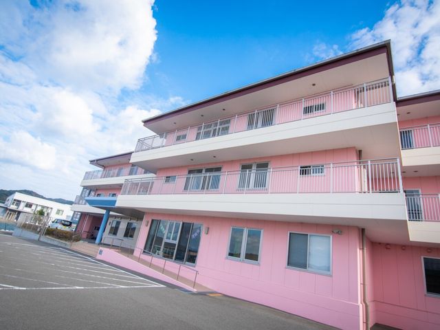 ピンクの建物の外観 外観 鮮やかなピンク色の建物が目を引きます。空の下に広がる開放的な雰囲気です。