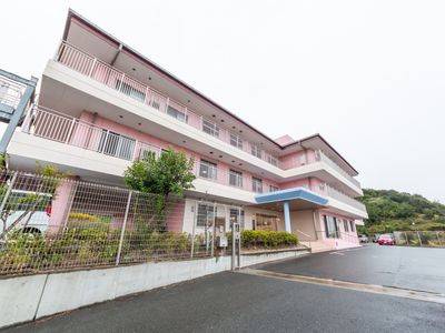 三階建ての建物外観