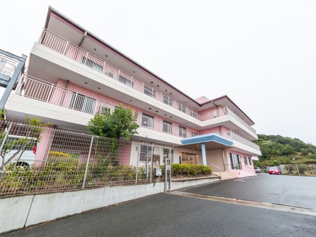 三階建ての建物外観 外観 広々としたエントランスのある三階建ての建物です。施設周辺は緑に囲まれています。