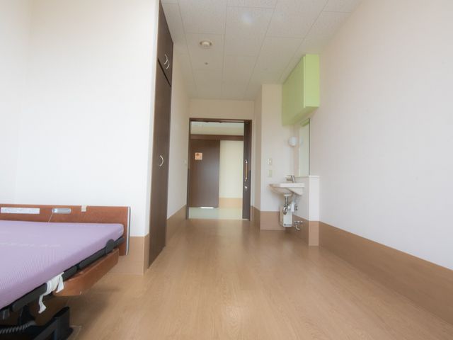 広々とした居室 居室 明るく広々とした居室です。新しい環境で快適に働けるスペースが整っています。