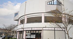 曲線的な建物外観